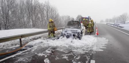 Un coche acaba en llamas tras un accidente en la Cerdanya