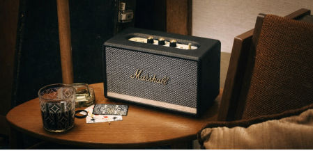 Altavoz Marshall negro de estilo vintage integrado en un ambiente cálido y elegante