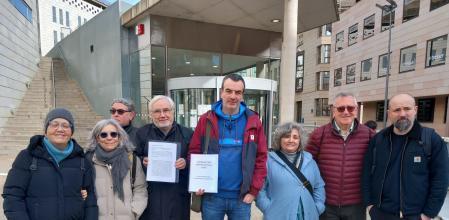 Miembros de la iniciativa popular Salvem Cal Macià, en el edifici judicial de Lleida.