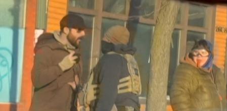 Momento en el que Alex Pretti, móvil en mano, está cara a cara con un agente del ICE el pasado sábado, poco antes de morir, mientras parece grabar el encuentro 