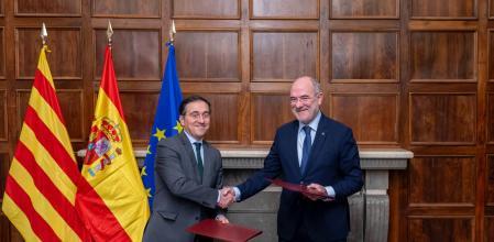 El ministre Albares i el conseller Duch ahir a Madrid durant la signatura de l’acord