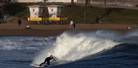 Agus Villa explica que la pasión por el surf en las playas de Barcelona se vive con respeto, porque el mar está bravo y el Mediterráneo es un escenario imprevisible y