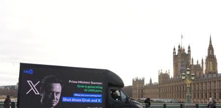 Cartell de protesta contra la xarxa social d’Elon Muskfa uns dies a Londres