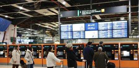FOTO ALEX GARCIA CAOS RODALIES RENFE ADIF. TRENES QUE FUNCIONAN A DESHORAS Y OTROS QUE NO EN LAS ESTACIONES DE SANTS Y BAR ELONA FABRA I PUIG. AUTOBUSES ALTERNATIVOS Y COLAS EN FABRA I PUIG 2026/01/26
