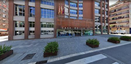 Entrada al Ayuntamiento de Sant Adrià de Besòs .
