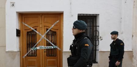 Miembros de la Guardia Civil en el portal número 5 donde se cometió el asesinato de un menor de 13 años en la localidad valenciana de Sueca&nbsp;