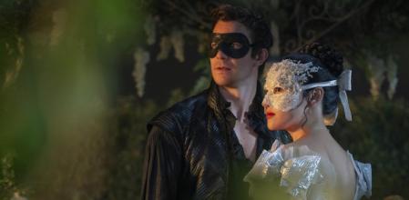 Luke Thompson (Benedict Bridgerton) y Yerin Ha (Sophie Baek) en una imagen de la nueva temporada&nbsp;