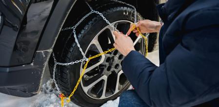 Aprende a instalar correctamente las cadenas para la nieve antes de coger el coche