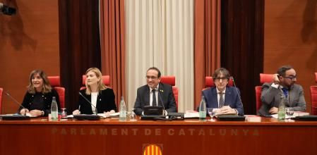 Los miembros de la Mesa del Parlamnent, durante la junta de portavoces de este martes.
