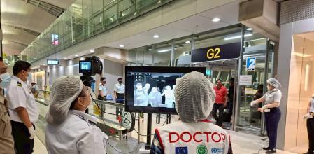 Control de temperatura el domingo pasado en el aeropuerto Suvarnabhumi de Bangkok, que ha activado protocolos de cuarentena para pasajeros sintomáticos procedentes de Calcuta&nbsp;