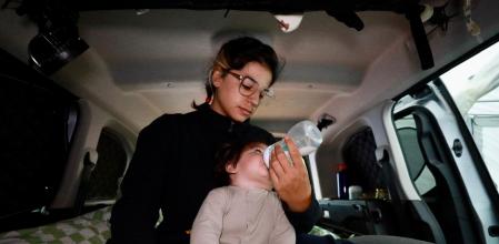 Mar Simó da el biberón a su hija Greta