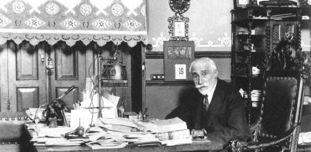 Antonio Maura, presidente del consejo de ministros de España hasta en cinco ocasiones, fotografiado en su casa de