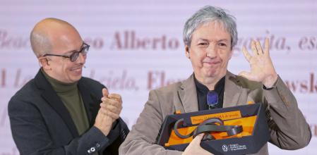 El presidente del jurado, Jorge Volpi, aplaude al también mexicano David Toscana, ganador del premio