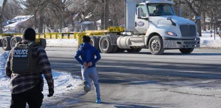 Un hombre esposado trata de huir de los agentes de inmigración, en una operación realizada el martes en Minneapolis