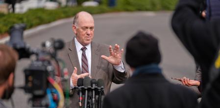 El tsar de la frontera delsEstats Units,Tom Homan, dirigint-se als mitjans de comunicació a Washington