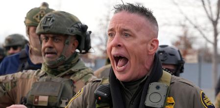 Greg Bovino, alto mando del ICE, se enfrenta a manifestantes en Minneapolis, 11 de enero /&nbsp;