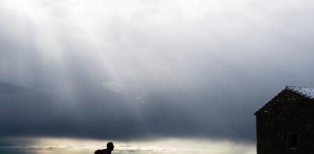 Narcís Serrat muestra cómo los rayos crepusculares iluminan la postal blanca de SantLlorenç del Munt, donde el caminar sobre la nieve deja marca, al igual que la