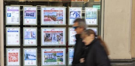 Ofertes de pisos a l’aparador d’una immobiliària de Sants