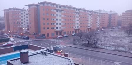 La nieve ha hecho su presencia esta mañana en Madrid ciudad: imagen del barrio de&nbsp; Las Tablas, al norte de la capital