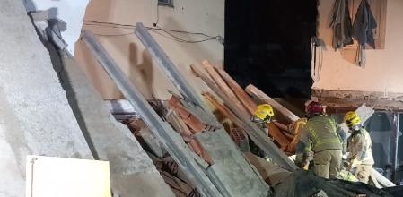 Bomberos trabajando en el derrumbe de una vivienda en Vilanova de Bellpuig.