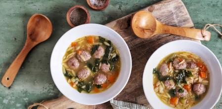 Sopa con albóndigas, acelgas y orzo