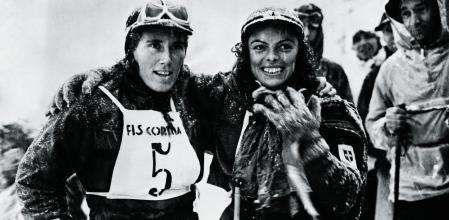 Celina Seghi feliz y sonriente tras la prueba de slalom ganadora en 1941