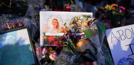 Una tarjeta con imágenes que representan a Alex Pretti y Renee Nicole Good, en un memorial en el lugar donde Pretti recibió los disparos mortales, en Minneapolis.