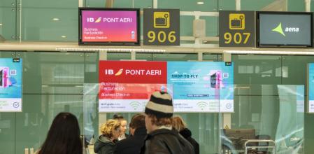 Pasajeros en la zona de facturación del puente aéreo, ayer en El Prat