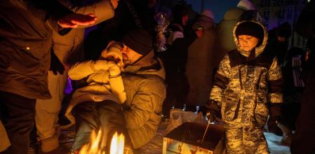 Estos vecinos de Kyiv encienden un fuego para calentarse, cocinar y pasar un rato juntos cuando las alarmas antiaéreas lo permiten&nbsp;