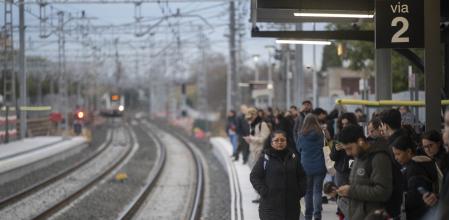 Viatgers esperant l’arribada d’un tren a l’estació de Castelldefels