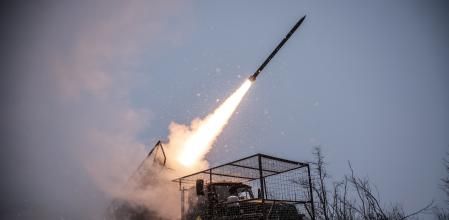 Coets ucraïnesos contra posicions russes en una imatge difosa per l’exèrcit ucraïnès