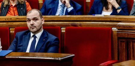 El conseller Dalmau en la sessió plenària d’ahir alParlament,al costat del’escó buit d’Illa