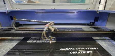 Una de les làpides queMármolesArtísticosFJPardo ofereix a les famílies dels morts en l’accident