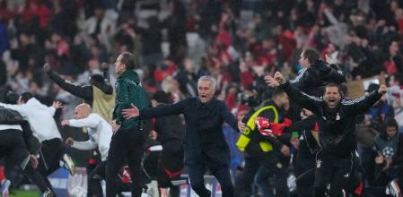 José Mourinho celebrant amb magnificència la victòria delBenficacontra el Madrid i la classificació per als setzens