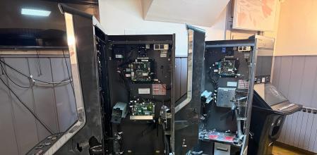 Máquinas tragaperras reventadas.