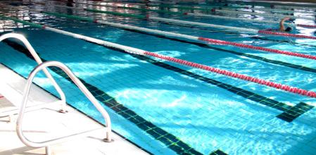 Una estudiante en estado crítico por una indisposición mientras nadaba en la piscina de la UAB