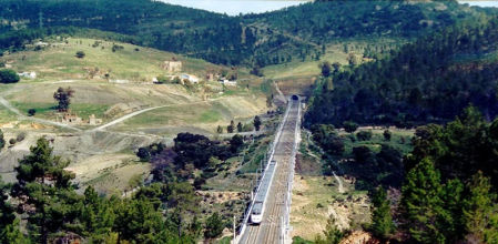 Vista de la línea de alta velocidad Madrid-Sevilla a la altura de Minas de Horcajo (Ciudad Real)