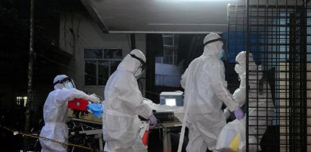 Foto de archivo de un paciente de Nipah conducido a un pabellón de aislamiento con las máximas precauciones, en un brote de 2024 en Kerala, India.&nbsp;