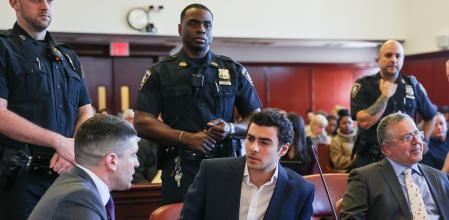 Luigi Mangione habla con uno de sus abogados durante una comparecencia ante el tribunal de Nueva York el pasado diciembre&nbsp;