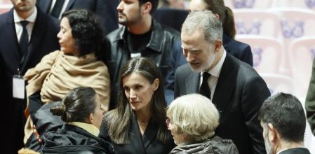 ElsReisvan saludar els familiars de les víctimes presents a l’acte