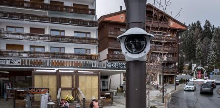 Unacàmerade seguretat ha estat instal·lada davant del barLe Constellation, on vapassarla tràgicaNit de Cap d’AnyalsAlps