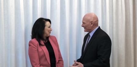 Lara Dewar i John Hoffman ahir a Barcelona, on van avançar les novetats del pròxim MWC