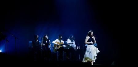 Rosalía, durante su interpretación de La perla en el concierto Act for Palestine
