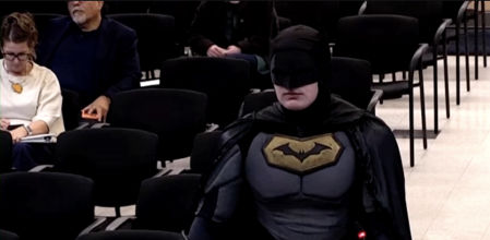 Un hombre disfrazado de Batman interviente en el pleno del Ayuntamiento de la localidad californiana de Santa Clara