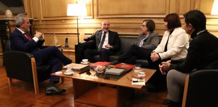 El alcalde Jaume Collboni, el delegado del Govern Carlos Prieto y la tenienta Raquel Gil, en el despacho del alcalde