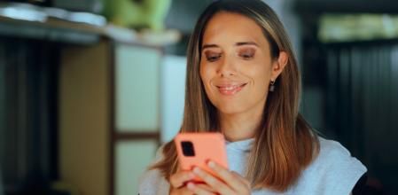 Una mujer sonríe al descubrir las mejores ofertas del día en AliExpress