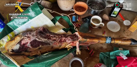Así quedó el jamón, según se ve en la foto difundida por la Guardia Civil.