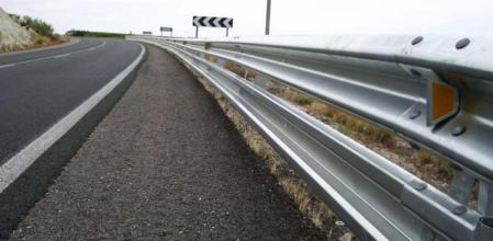 Muere un motorista de 40 años al chocar con una valla de seguridad en Manresa