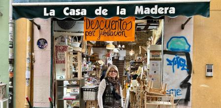 Virtudes, junto a su tienda, La Casa de la Madera que cerrará el próximo 28 de febrero.