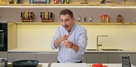 El chef Jordi Roca en uno de sus vídeos de 'Cosas de casa'&nbsp;